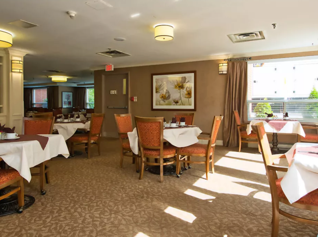 Maplecrest Village dining room